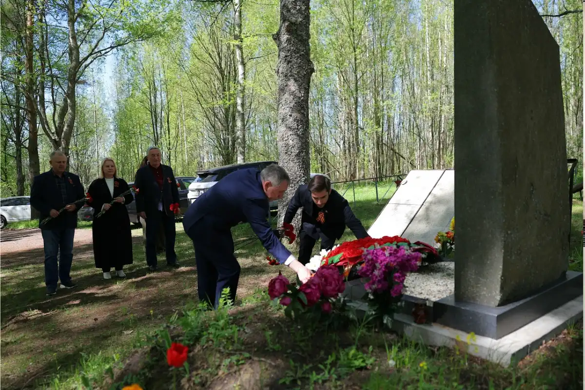 Депутаты почтили память героев, павших в борьбе с фашистами.