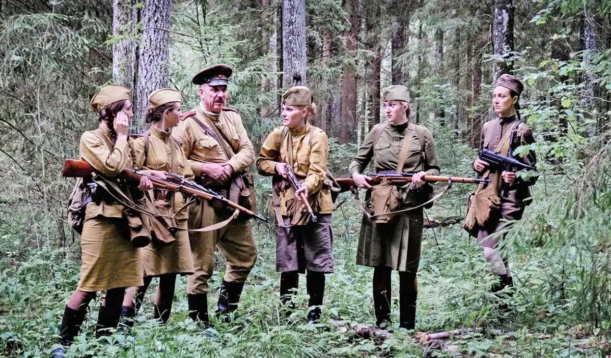 Участники клуба снимают фильмы, вживаются в свои роли, чтобы лучше понимать мотивы людей, воевавших в Великой Отечественной войне.