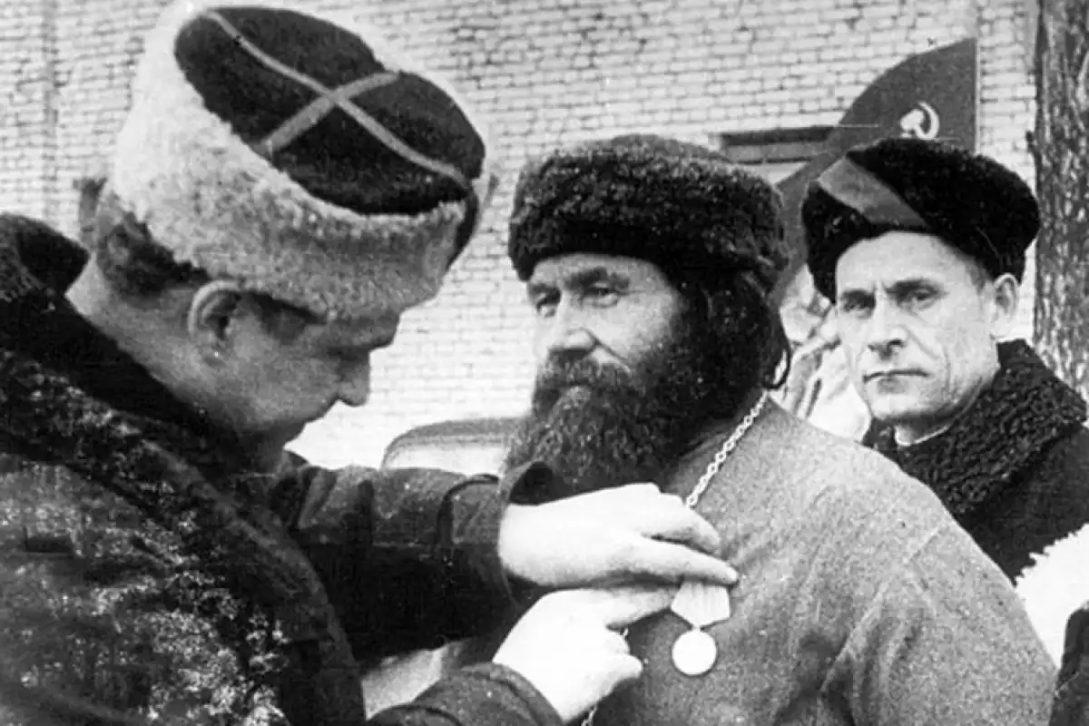 Многие новгородские священнослужители, оказавшись на оккупированной территории или в действующей армии, сочетали молитву за Отечество с ратным подвигом.