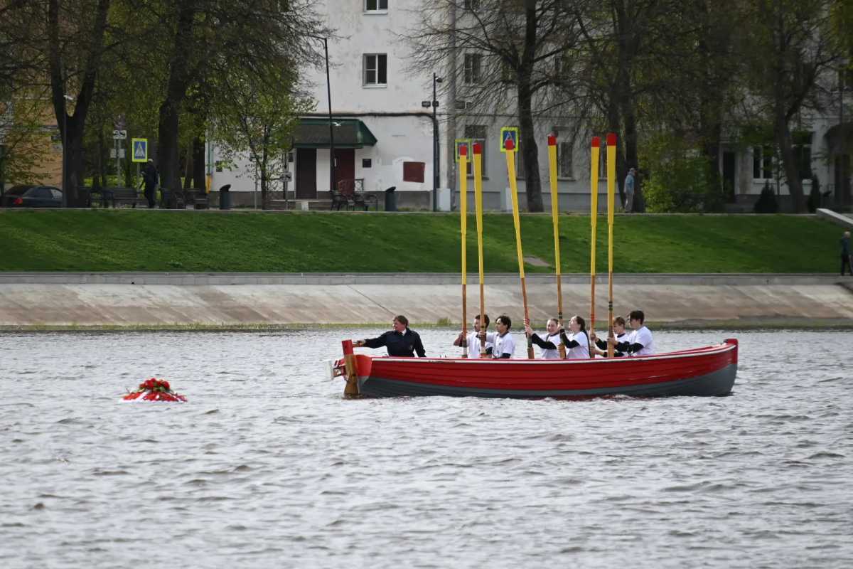 Традиция спуска на воду венка зародилась в 1981- ом году.