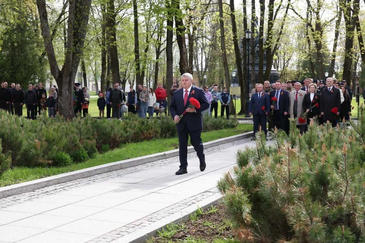 Губернатор напомнил о том, что новгородские поисковые отряды ежегодно поднимают останки солдат и офицеров Красной Армии.