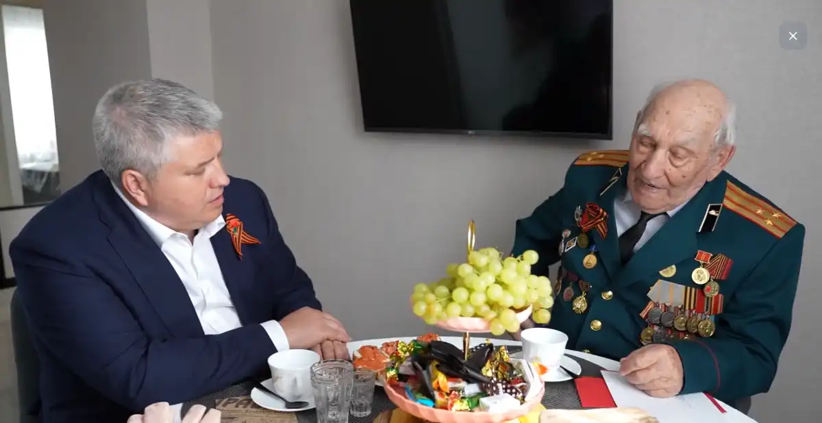 Губернатор лично поздравил Василия Степановича с Днём Победы.