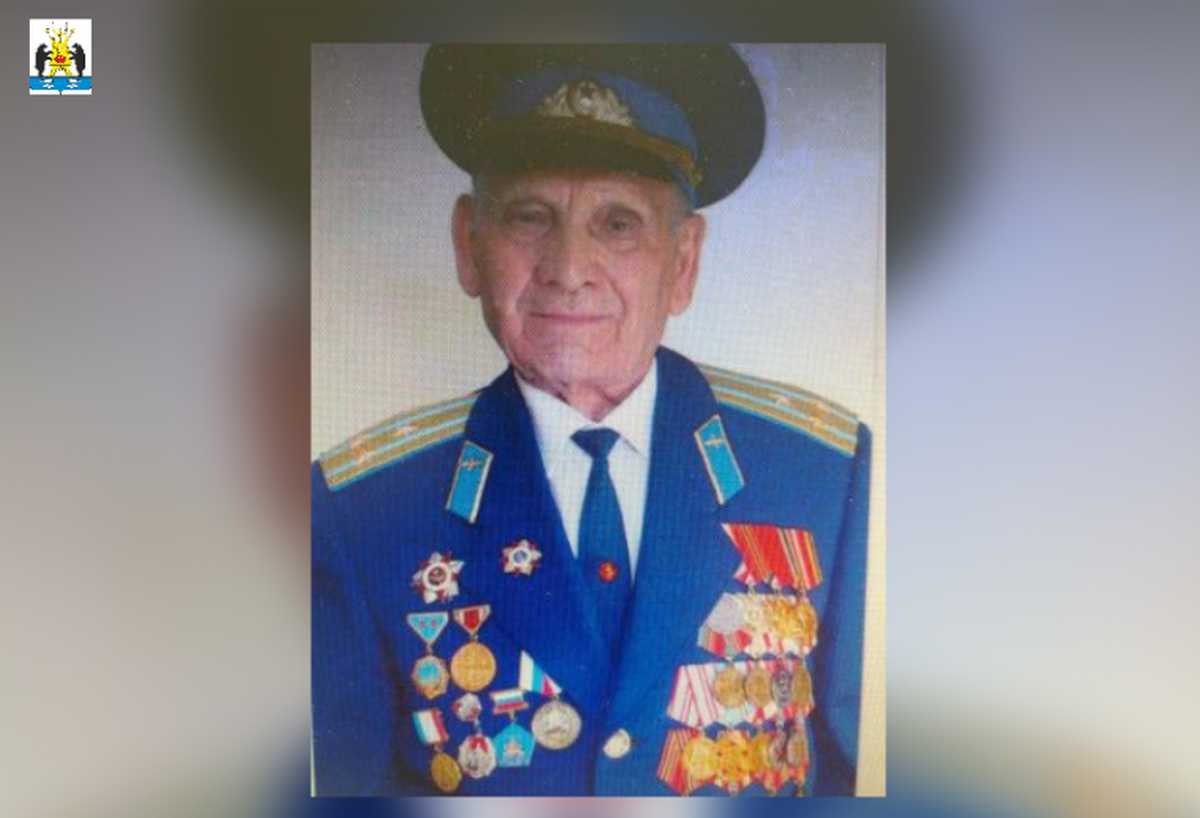 В Великий Новгород вместе с женой, дочерью и сыном приехал в начале 1970-х.