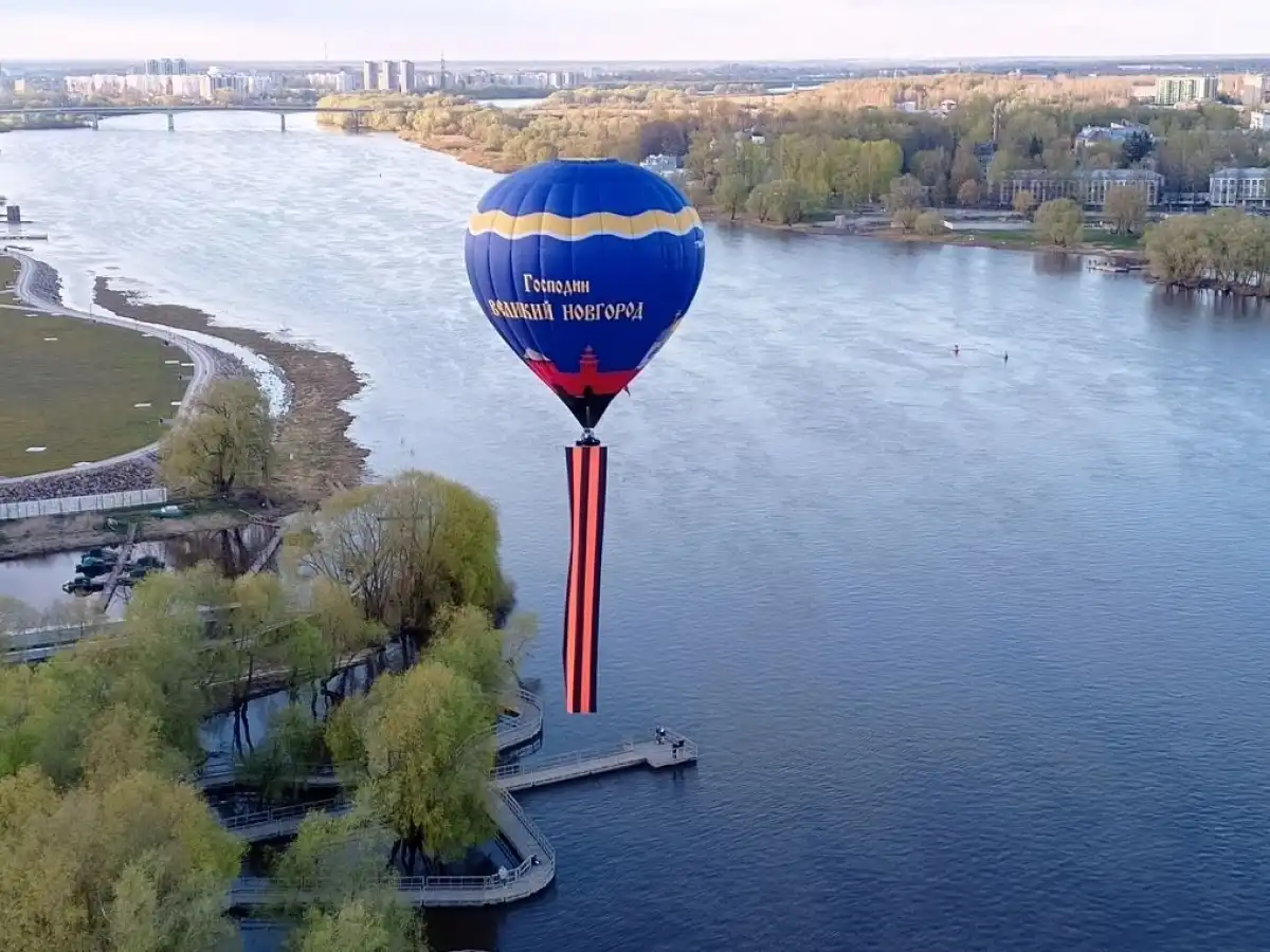 Пилоты аэростата оригинально поздравили новгородцев с Днём Победы.