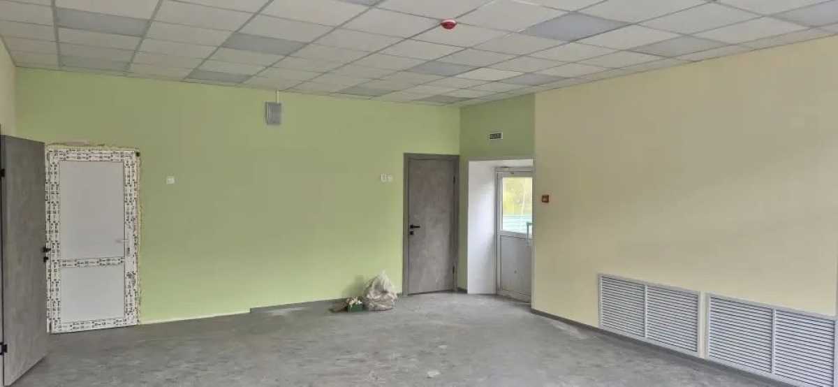 В здании полностью заменили кровлю, окна и двери.
