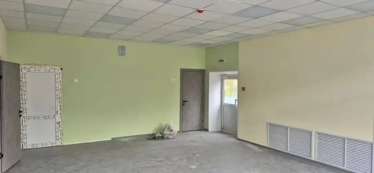 В здании полностью заменили кровлю, окна и двери.