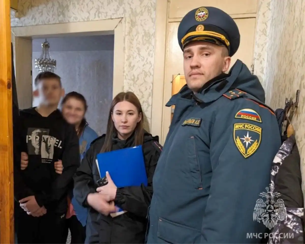 Во время визита инспекторы разъясняют меры пожарной безопасности в быту, напоминают номера экстренных служб и алгоритм действий при пожаре