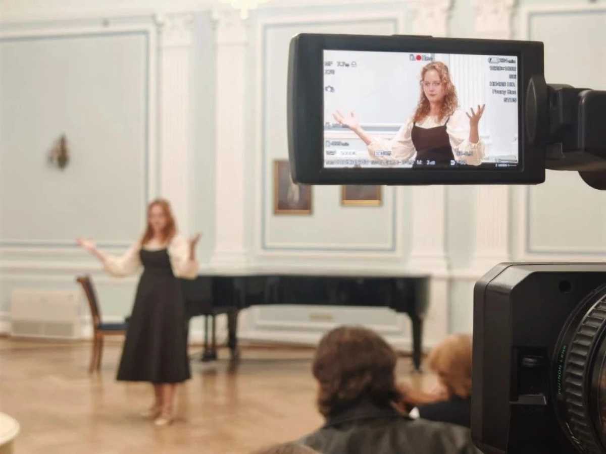 Кастинг длился почти четыре часа. Артисты декламировали, пели, танцевали, шутили и знакомились друг с другом.