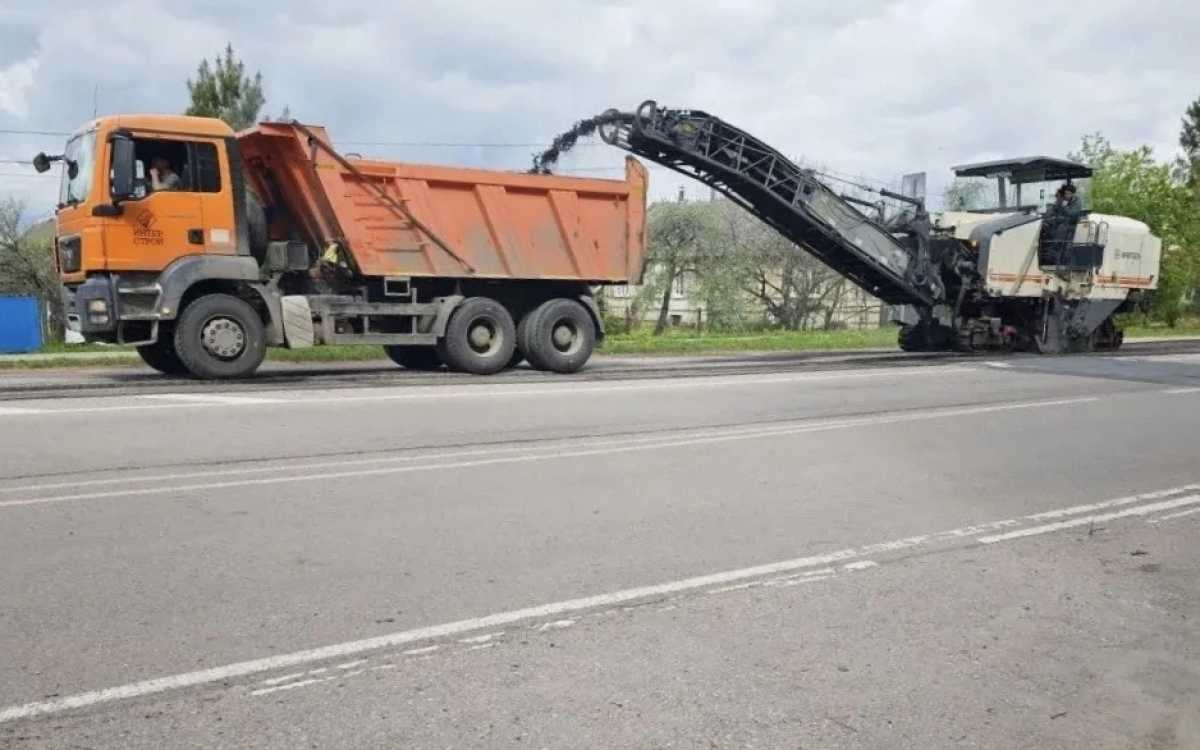Укладку нового покрытия на автодороге Шимск – Старая Русса – Холм подрядчик планируют завершить до середины июня.