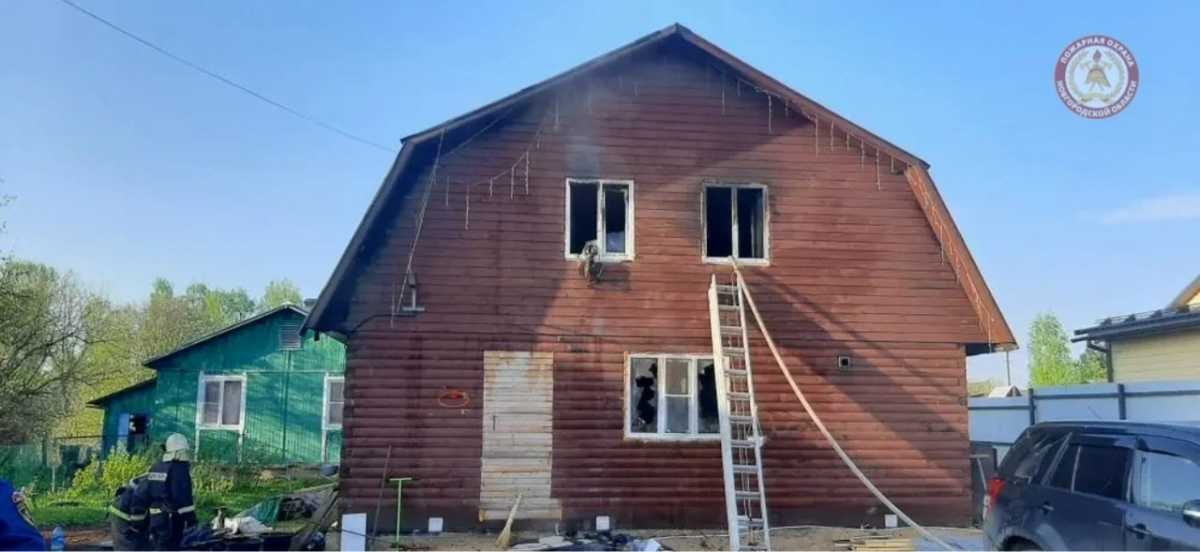Благодаря оперативным действиям пожарных, удалось спасти соседний дом и два автомобиля.