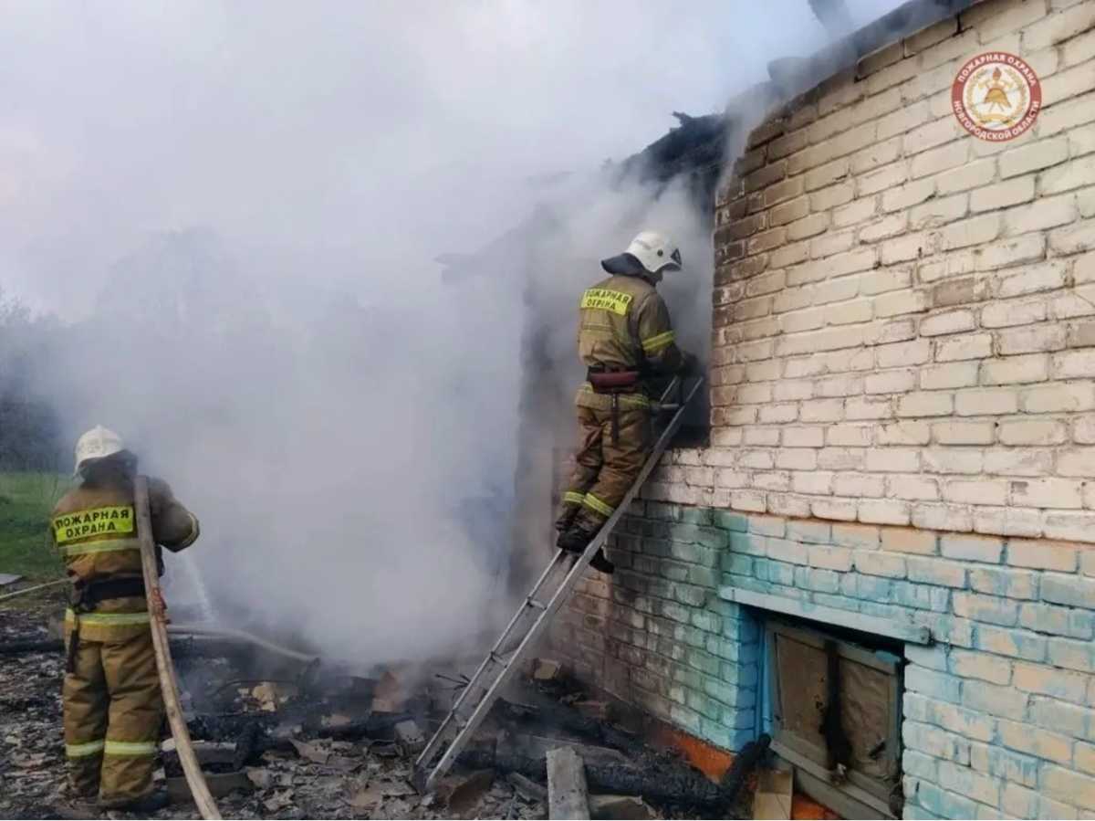 Огнём повреждены внутренняя отделка и имущество по всей площади дома, уничтожены кровля и хозяйственная постройка.