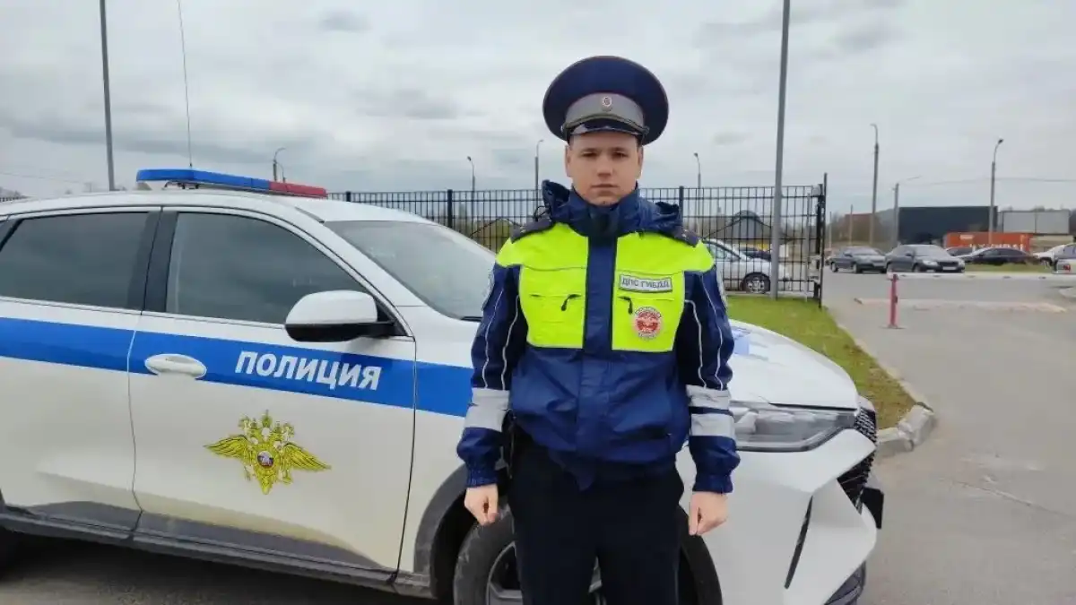 Сотрудники полиции пересадили женщину, находящуюся в тяжёлом состоянии, в патрульный автомобиль и направились в больницу.
