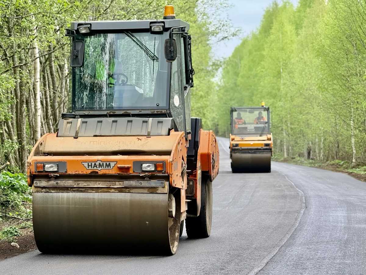 На дороге Волок – Береговая Коломенка – Бобино укладывают выравнивающий слой асфальтобетона.