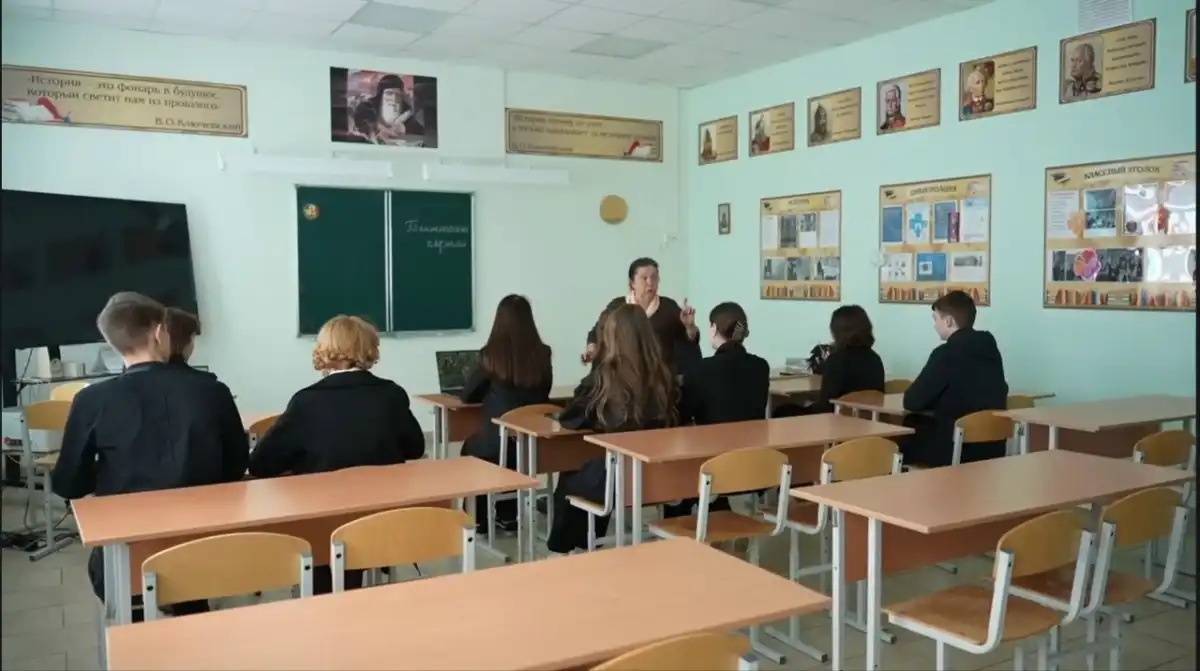Узнав, что для полноценной работы ребятам не хватает мощного компьютера, губернатор передал волотовцам нужный подарок.