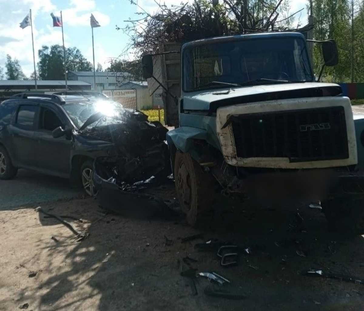 Водителя «Рено» доставили в больницу.