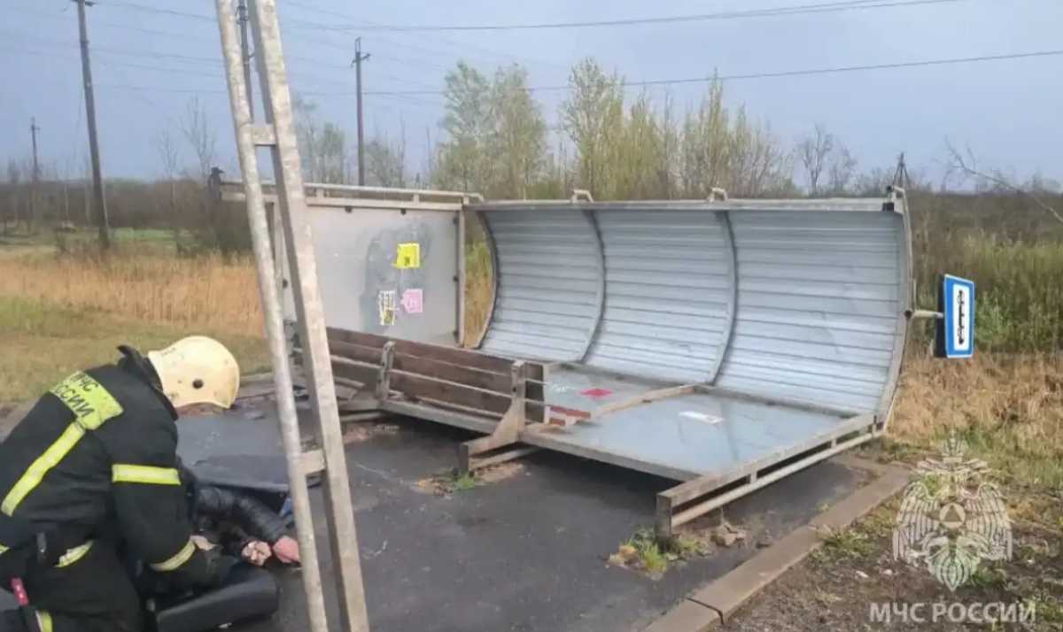 Автобусный павильон упал из-за сильных порывов ветра.