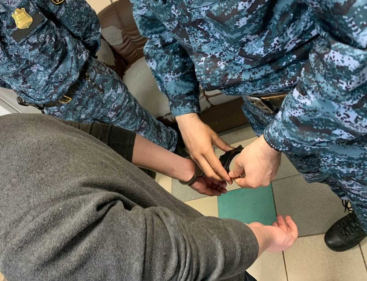Должнику было назначено 15 суток административного ареста, отбывать которые он поехал сразу же из зала суда.