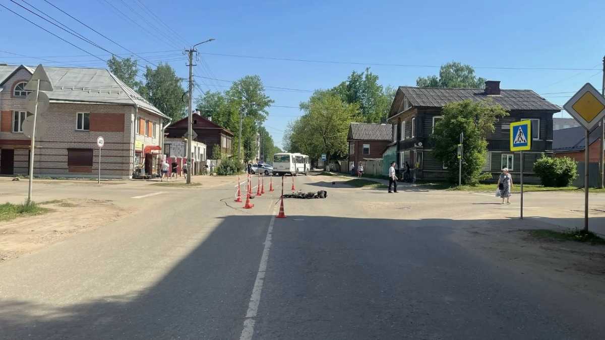 На месте происшествия работают сотрудники Госавтоинспекции и следственно-оперативная группа.