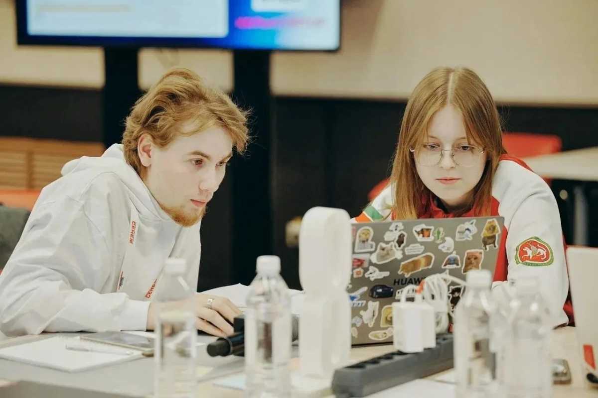 Участники интенсива представили собственные проекты и развивали навыки командной работы.