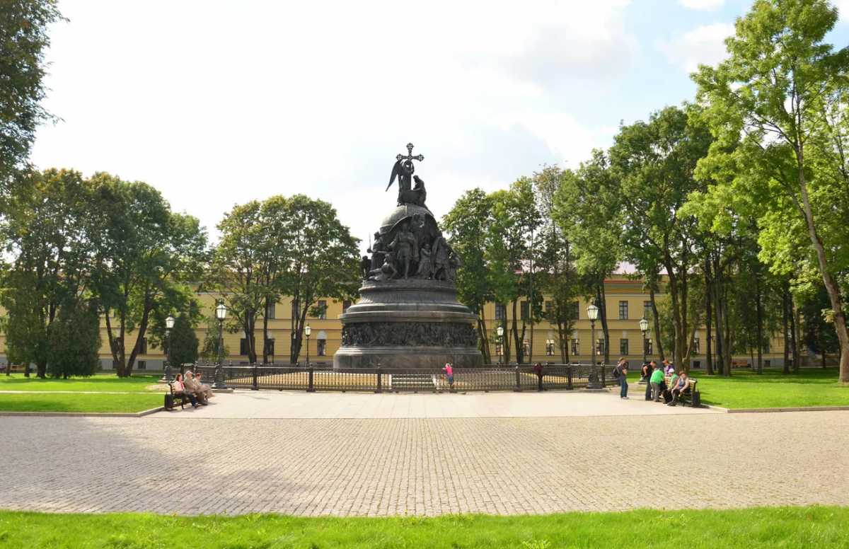 Гостей из подшефной территории познакомили с историей Великого Новгорода.