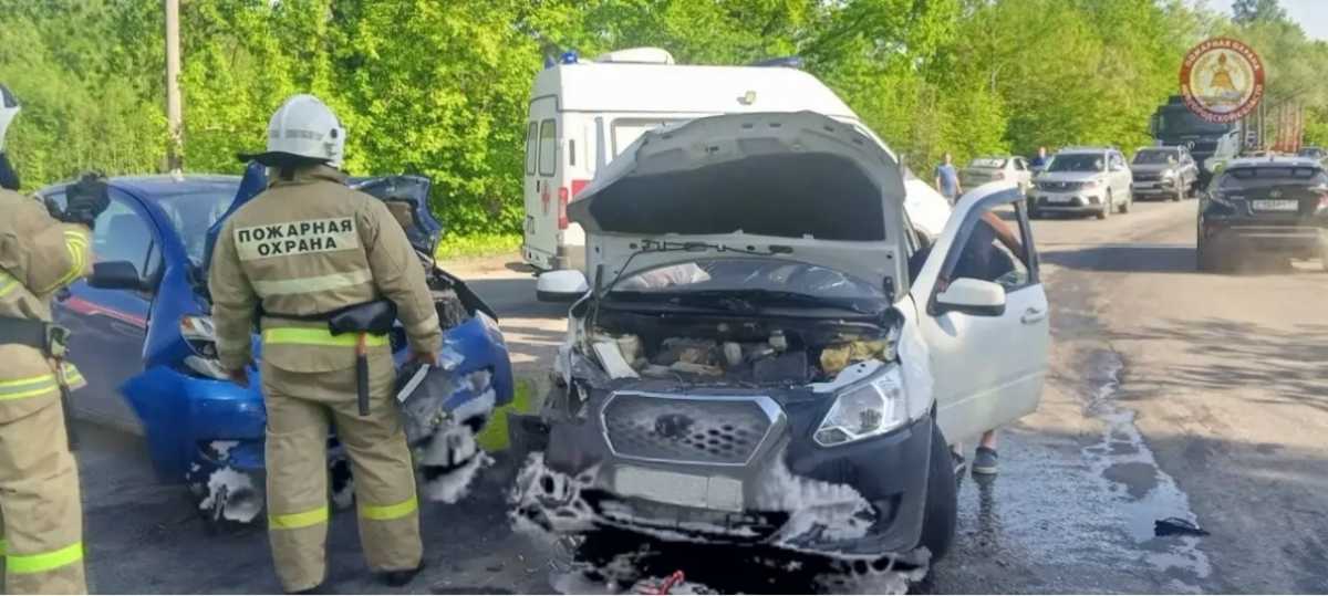 Водитель одного из автомобилей с переломом ноги был доставлен в Маловишерскую центральную районную больницу.