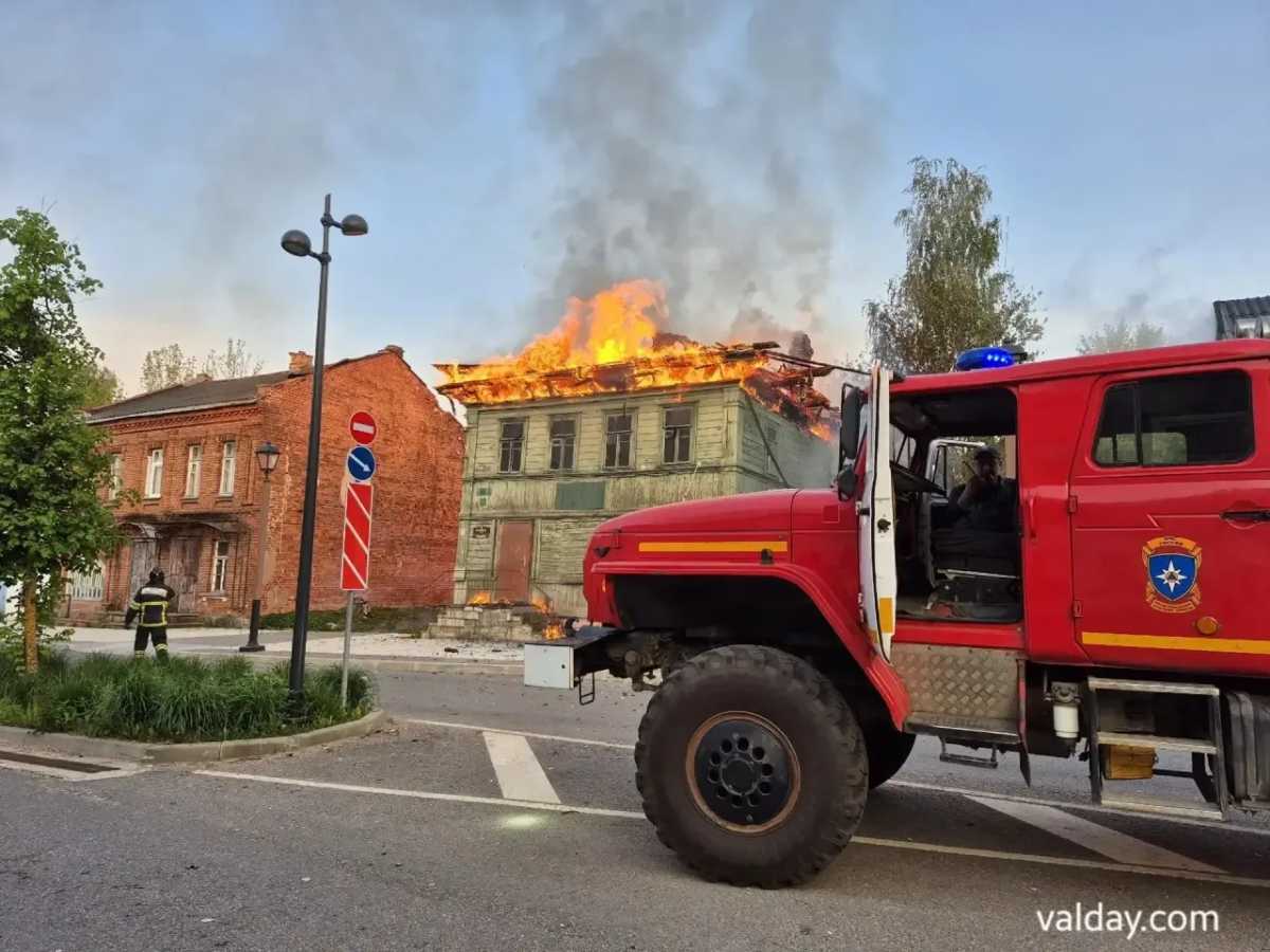 Причины пожаров устанавливают органы дознания. Причины пожаров устанавливают органы дознания.