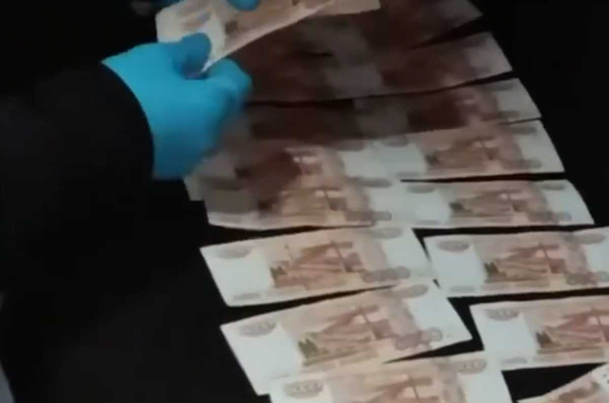 Суд приговорил валдайца к четырём годам колонии, штрафу в 600 тысяч рублей и конфискаци суммы взятки в доход государства. Суд приговорил валдайца к четырём годам колонии, штрафу в 600 тысяч рублей и конфискаци суммы взятки в доход государства.
