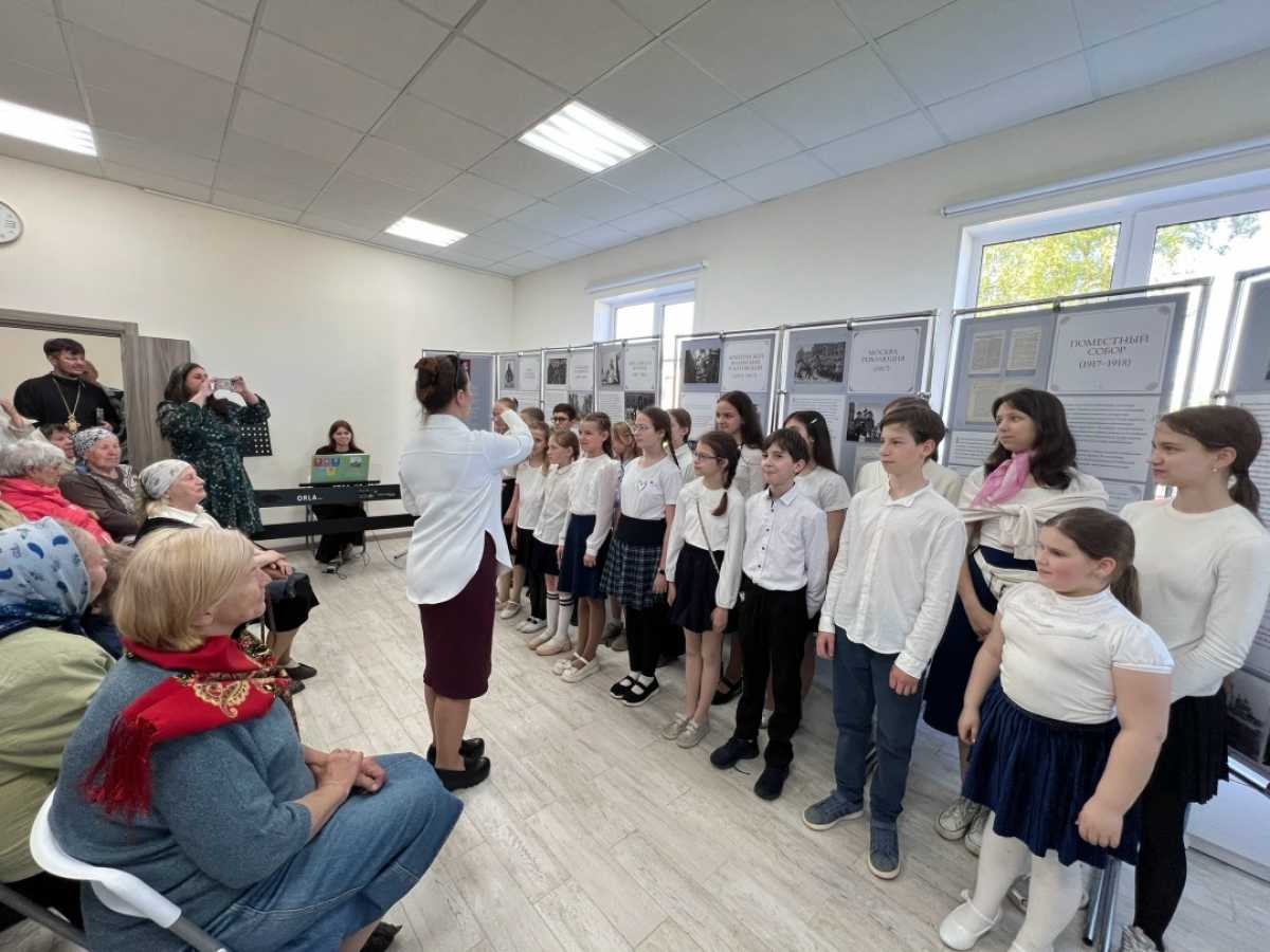 Экспозиция представляет собой собрание уникальных архивных документов и фотоматериалов, повествующих о героизме Патриарха.