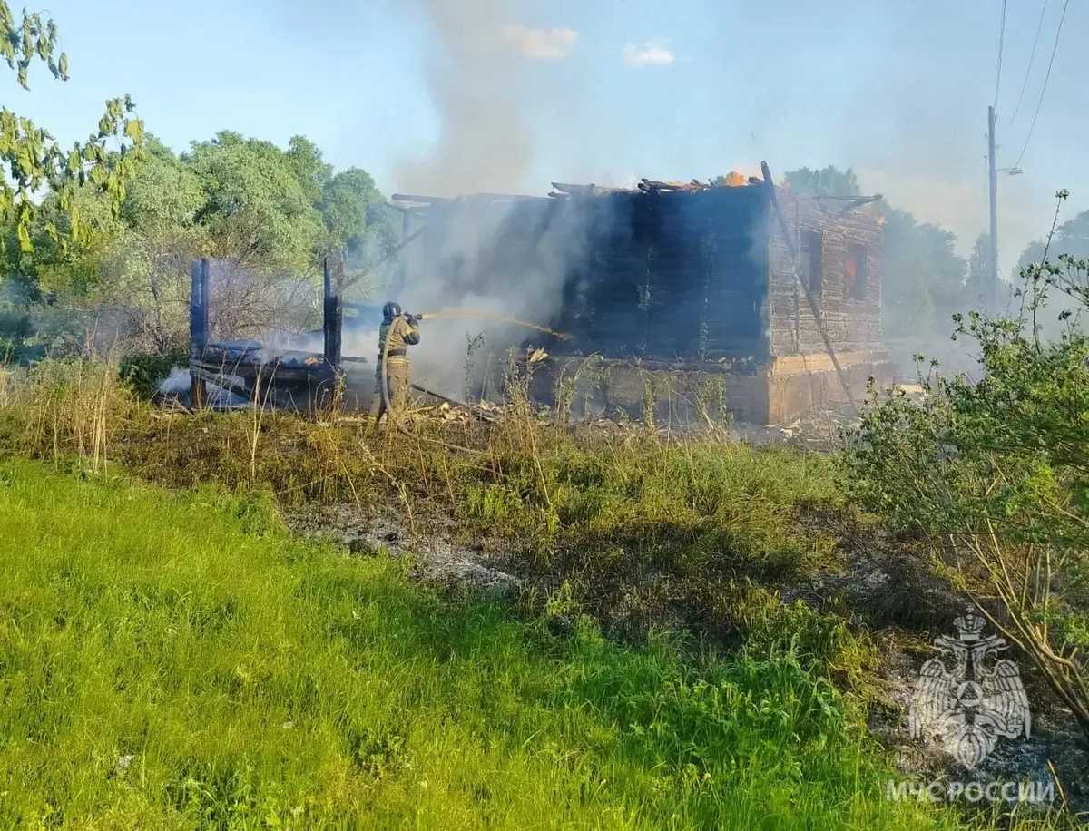 В Новгородской области горели дома, сараи, баня, пиломатериалы. В Новгородской области горели дома, сараи, баня, пиломатериалы.