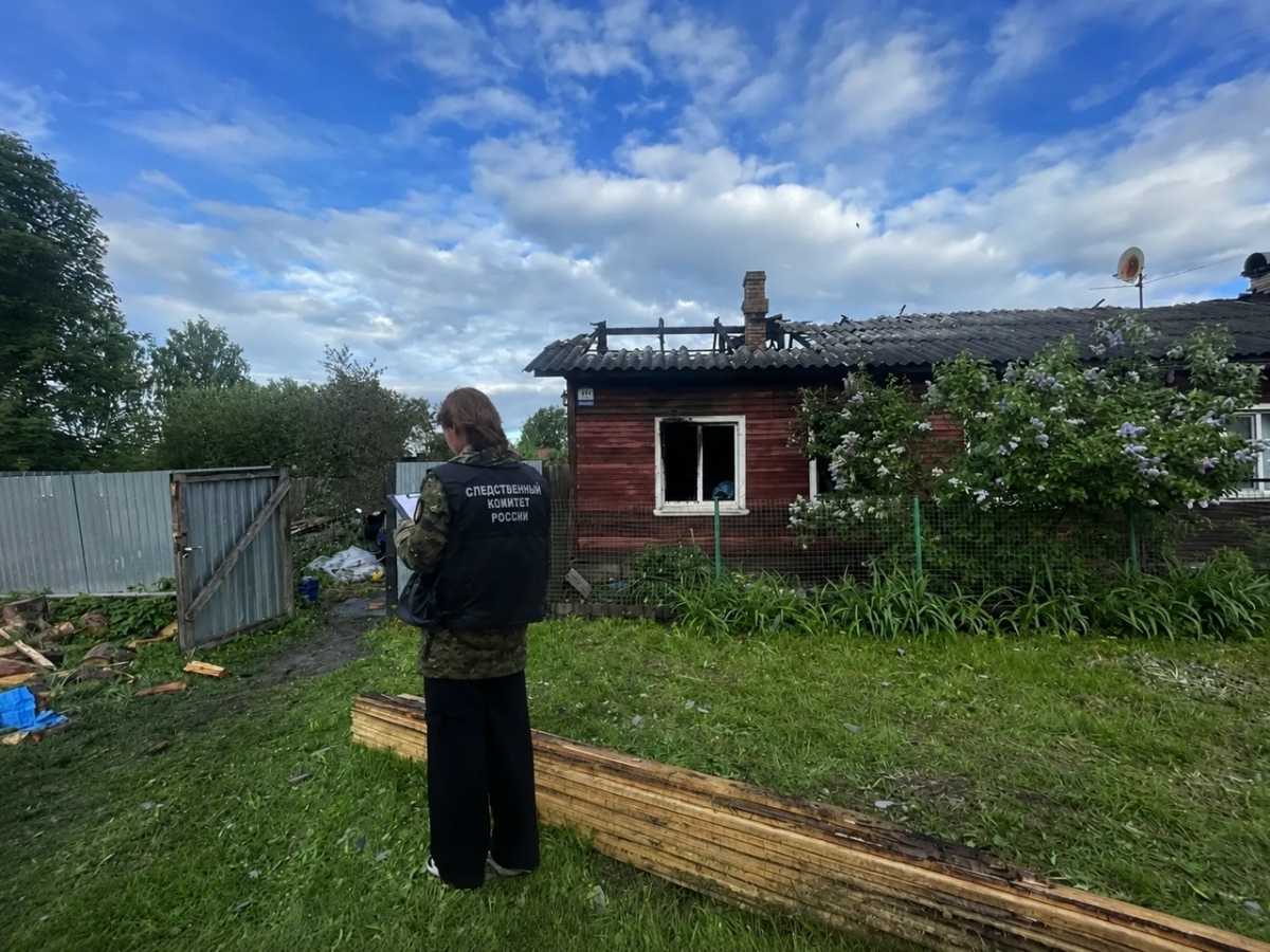 Прибывшие на пожар сотрудники пожарной охраны обнаружили в доме женщину без сознания.