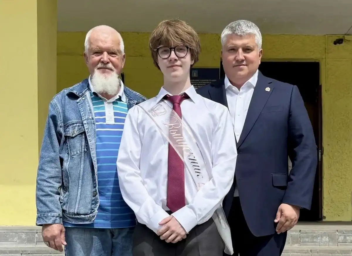 Александр Дронов побывал на последнем звонке у сына Ивана.