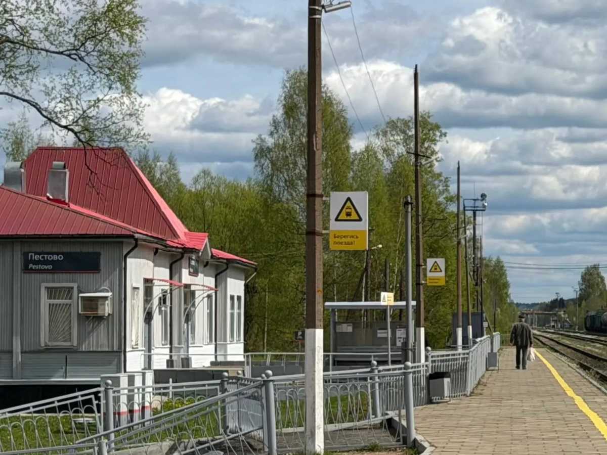 Запрещено подлезать под вагоны, подниматься на крышу вагонов и ходить по железнодорожным путям. Запрещено подлезать под вагоны, подниматься на крышу вагонов и ходить по железнодорожным путям.