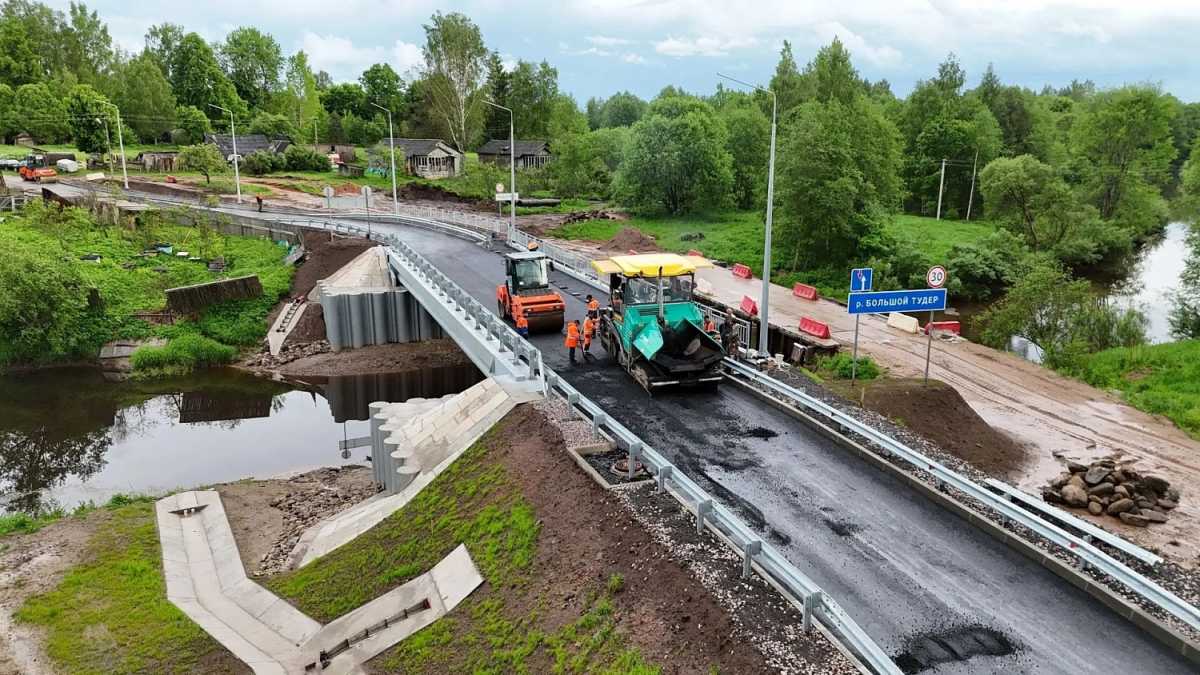В ближайшее время планируют открыть движение по новому мосту.