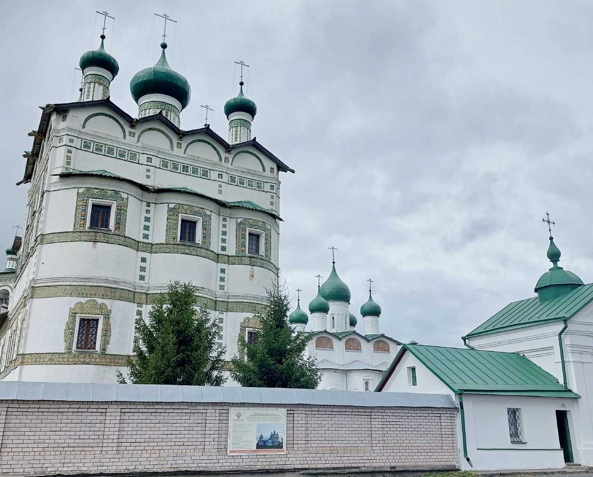 Сейчас постройки монастыря не имеют отопления, лишь в отдельных помещениях используют электрические обогреватели. Сейчас постройки монастыря не имеют отопления, лишь в отдельных помещениях используют электрические обогреватели.