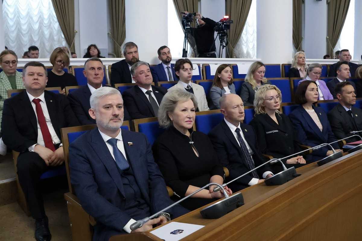 По мнению Евгения Дитриха, Александр Дронов умеет работать с федеральной поддержкой. По мнению Евгения Дитриха, Александр Дронов умеет работать с федеральной поддержкой.