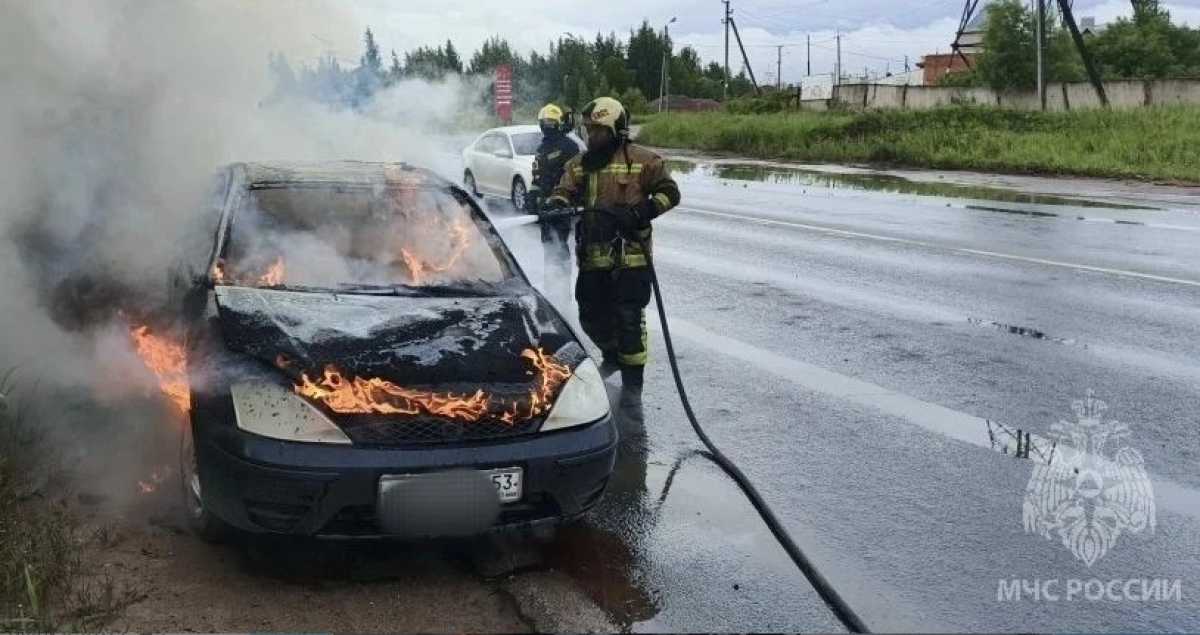 В результате пожара уничтожены сгораемые детали машины.