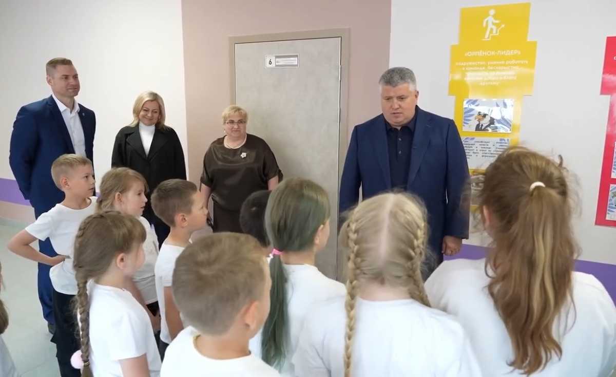 В школе сильный педагогический коллектив, много своих выпускников работают учителями. Ребята активно участвуют в конкурсах, олимпиадах и спортивных соревнованиях.