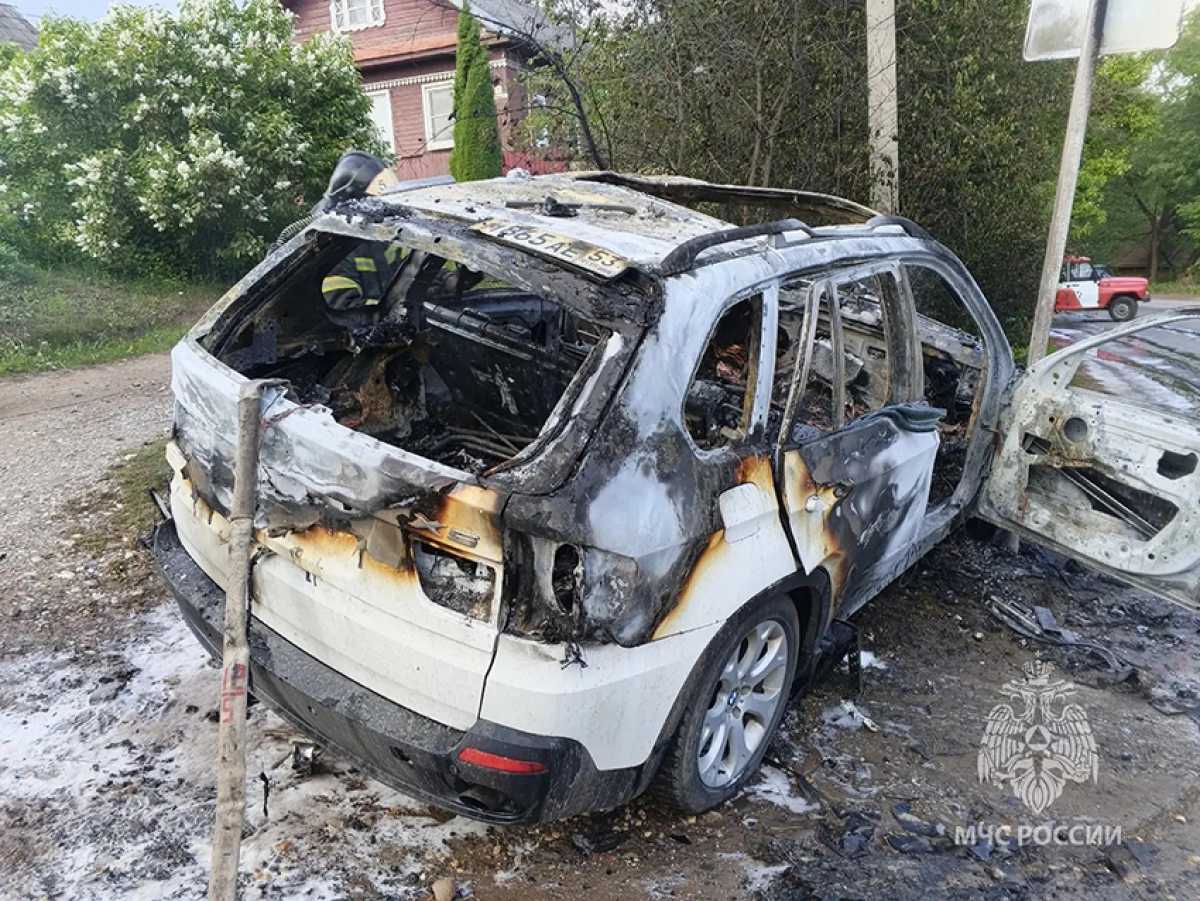 Три человека пострадали при пожаре в машине в Боровичах
