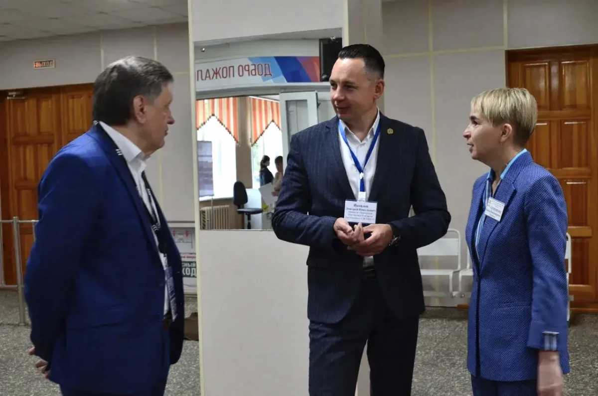 Министр образования Новгородской области Дмитрий Яковлев посетил школу №13. Министр образования Новгородской области Дмитрий Яковлев посетил школу №13.
