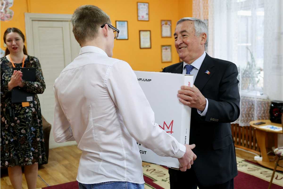 Юрий Бобрышев передал воспитанникам приюта фрукты, сладкие подарки и спортинвентарь.