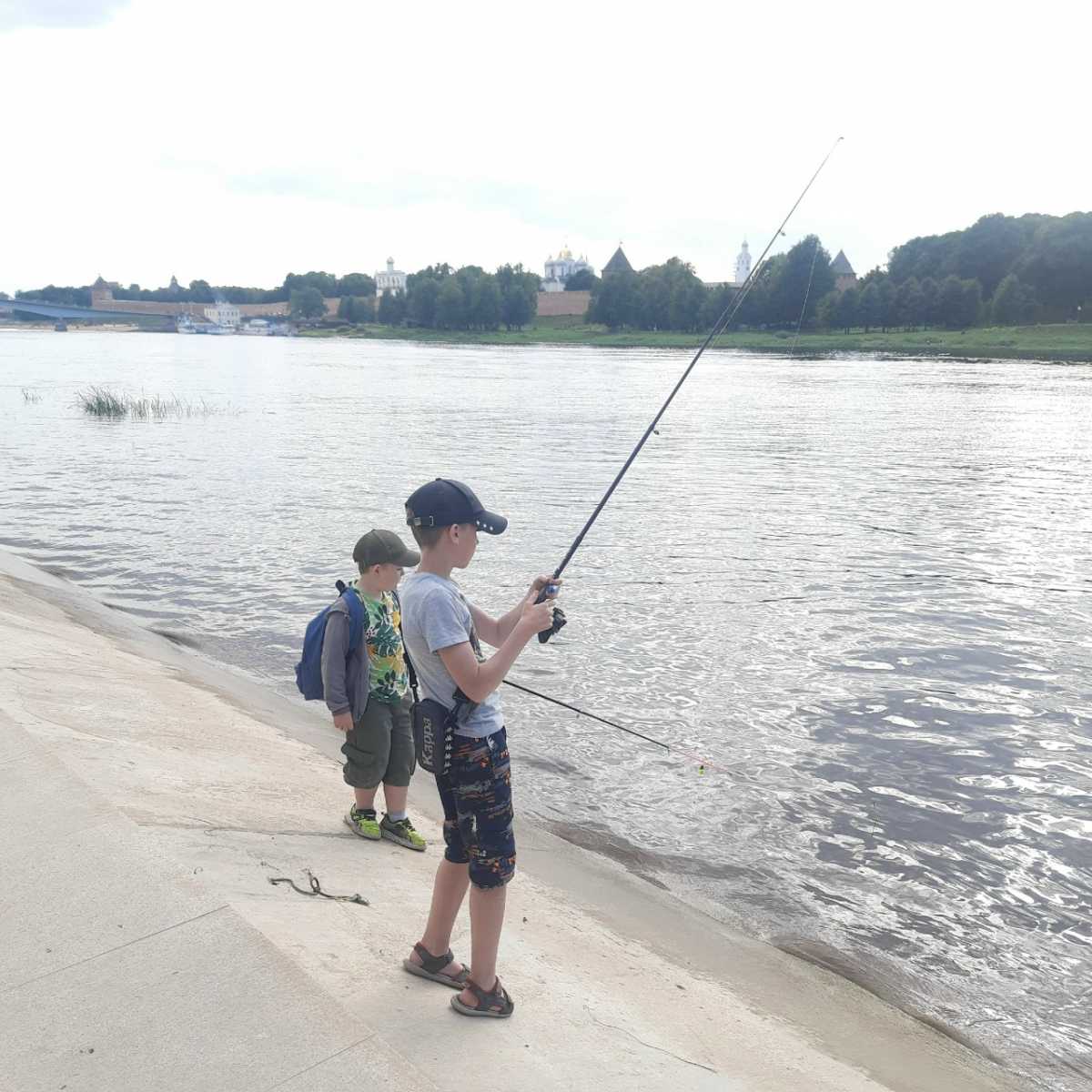 Маленьких рыбок нужно отпустить обратно в воду. Маленьких рыбок нужно отпустить обратно в воду.