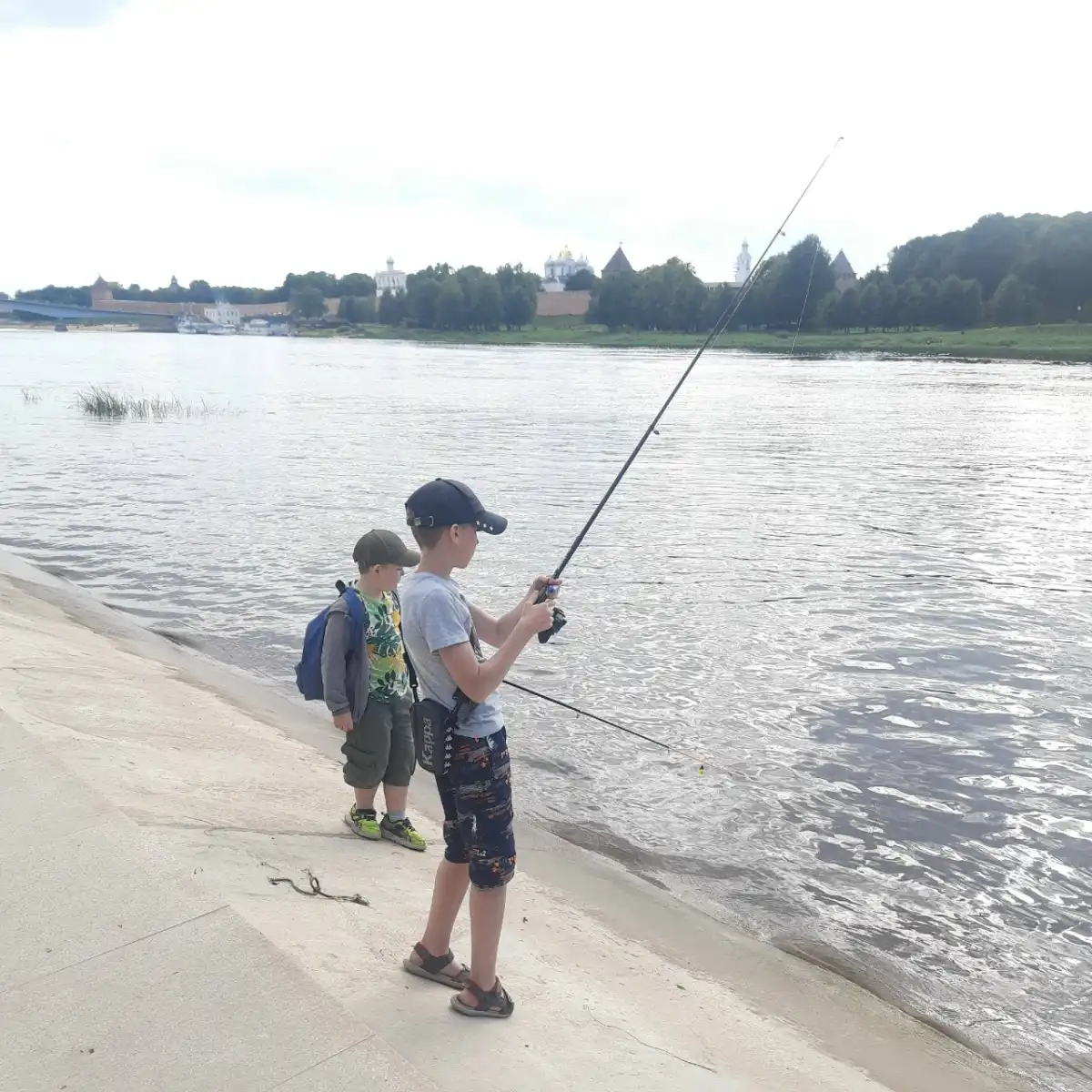 Маленьких рыбок нужно отпустить обратно в воду.