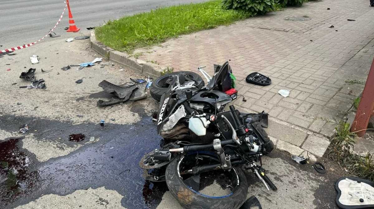 В аварии пострадал мотоциклист.