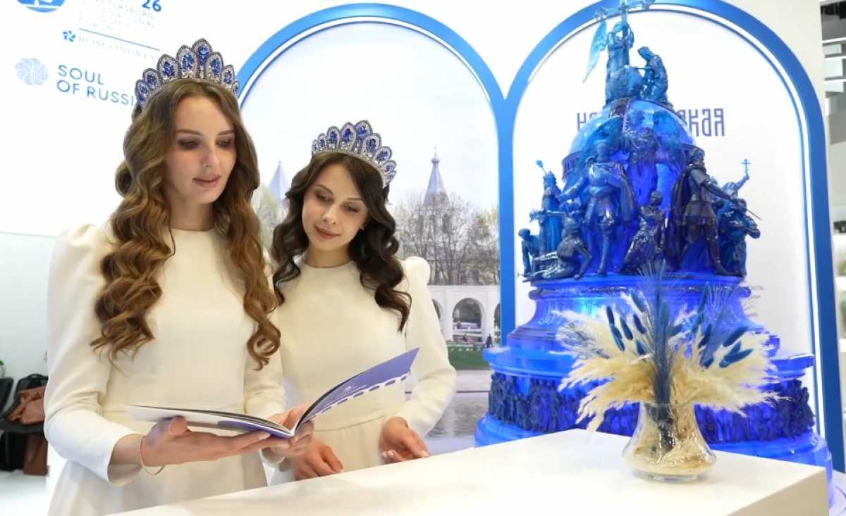 На стенде можно увидеть символы региона — памятник Тысячелетию России, арки Ярославова дворища и вечевой колокол.