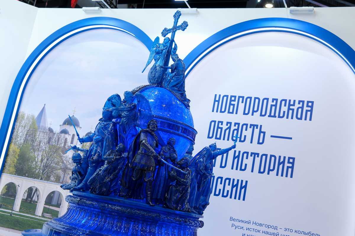 Гости новгородского стенда на ПМЭФ могут в деталях рассмотреть все фигуры памятника Тысячелетию России.