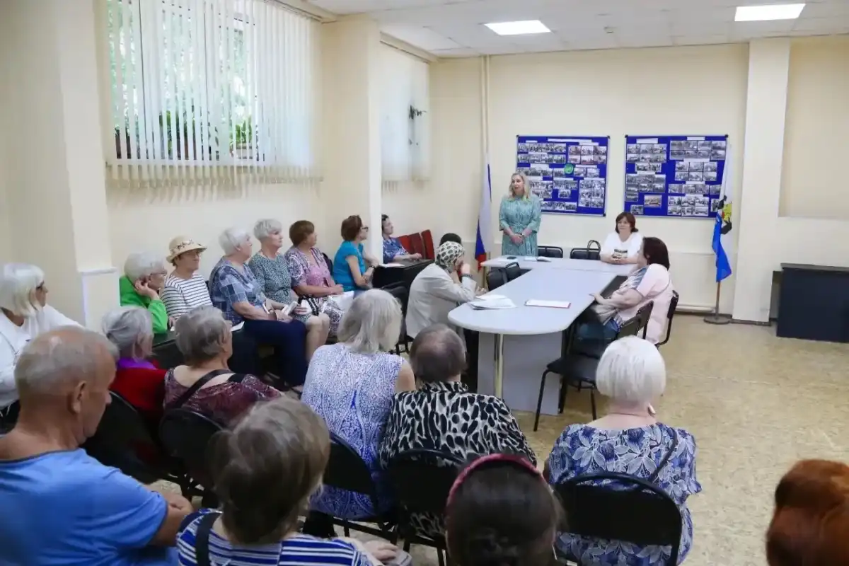 В отделе-центре «Нехинский» перед жителями выступила главный врач больницы Любовь Захарова.