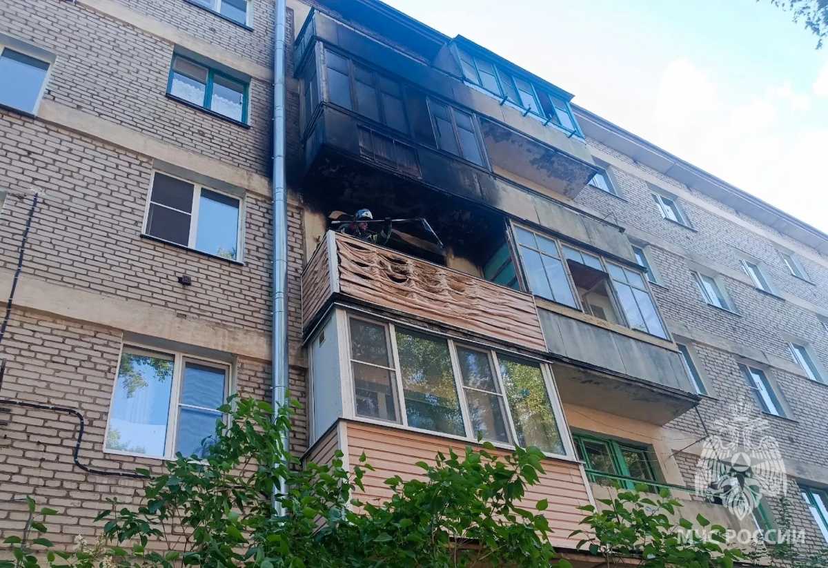 В Боровичах на Московской улице пожарно-спасательные подразделения ликвидировали возгорание в многоквартирном доме.
