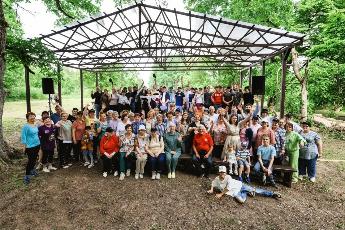 Волонтёры привели в порядок территорию парка.
