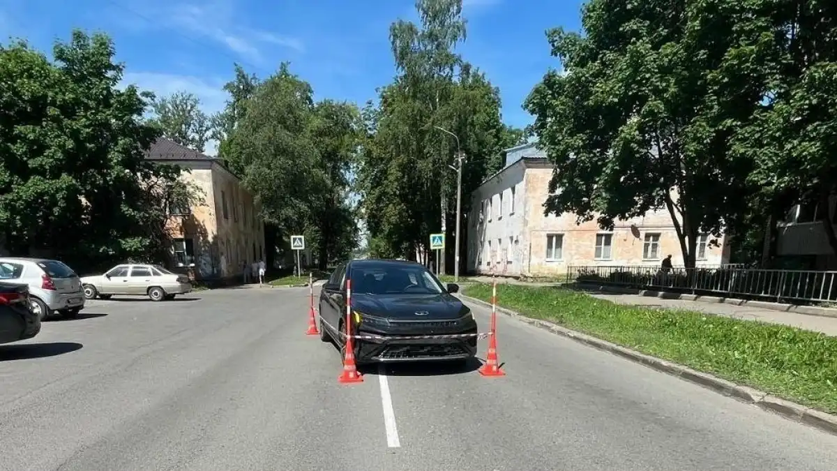 Мальчик переходил дорогу в неположенном месте.