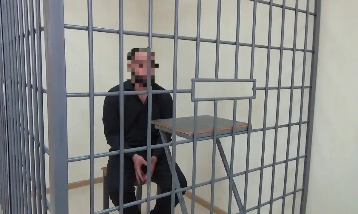 После опроса очевидцев и просмотра записей с камер видеонаблюдения полицейские установили личность правонарушителя.